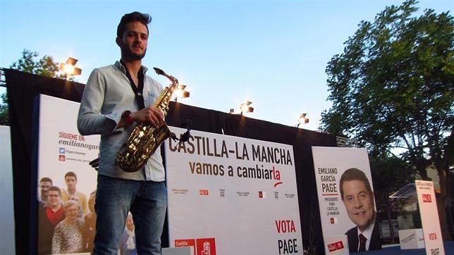 Un saxofonista ameniza los mítines de García-Page por Castilla-La Mancha