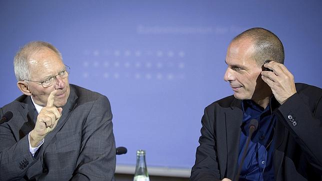 Wolfgang Schäuble, ministro de Finanzas alemán (izda) junto a su homólogo griego, Yannis Varufakis, el pasado mes de febrero