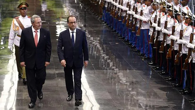 Raúl Castro y Hollande durante un acto oficial antes de visitar a Fidel