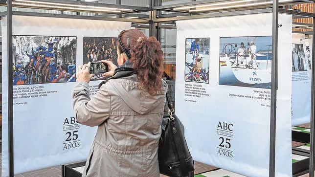 Una joven toma imágenes de la muestra por el 25 aniversario de ABC Comunidad Valenciana