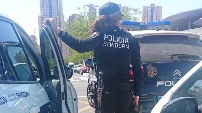 Un agente de la Policía Local de Benidorm, este lunes por la calle