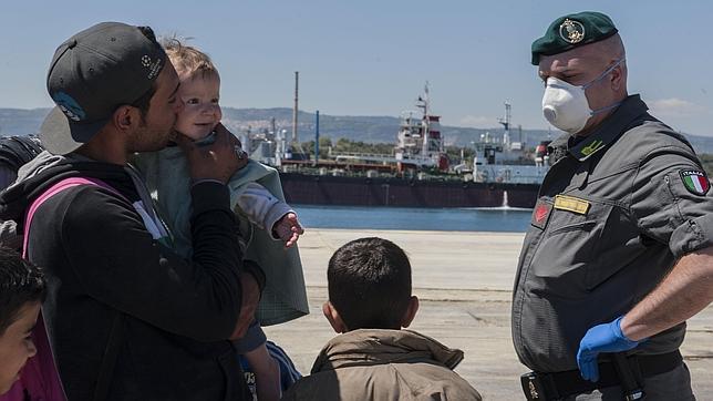 Inmigrantes sirios llegados a Sicilia tras ser rescatados en el Mediterráneo a finales de abril