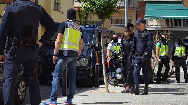 Dos detenidos en Barcelona por difundir propaganda del grupo terrorista Estado Islámico