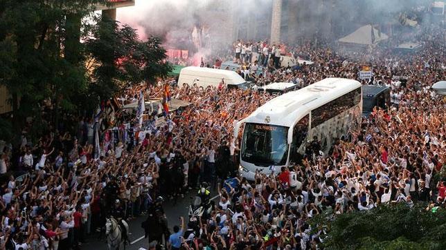 El autobús del Real Madrid camina lentamente hacia el Bernabéu