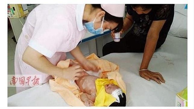 Un recién nacido sobrevive 8 días enterrado en China