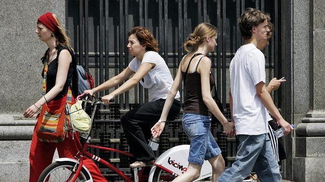 Cómo conviven peatones y bicicletas en las grandes ciudades españolas