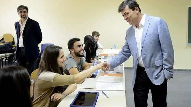 El nuevo rector, Carlos Andradas, ayer, tras votar en la urna de Matemáticas