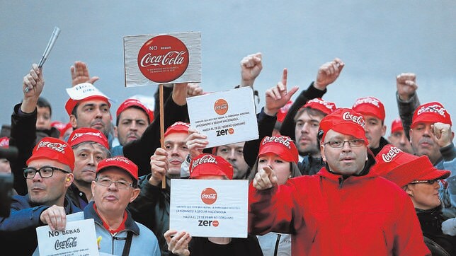 Trabajadores de Coca Cola protestan por su ERE a la puerta del estadio del Rayo Vallecano