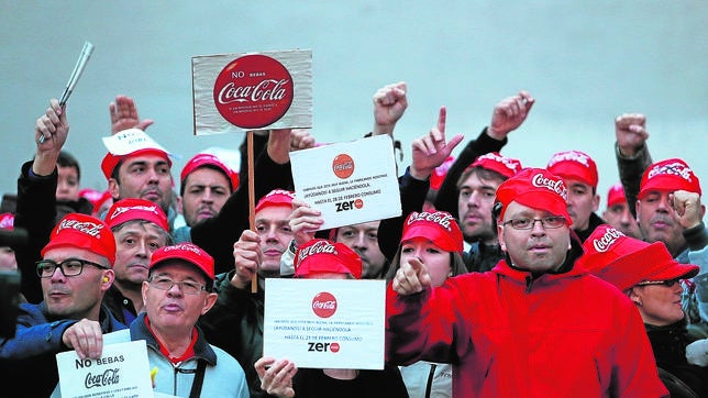 Trabajadores de Coca Cola protestan por su ERE a la puerta del estadio del Rayo Vallecano