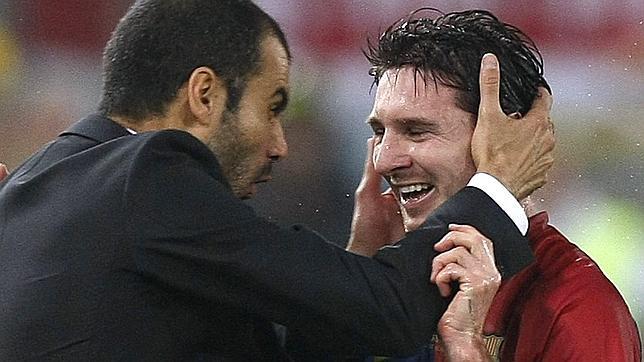 Guardiola se abraza con Messi