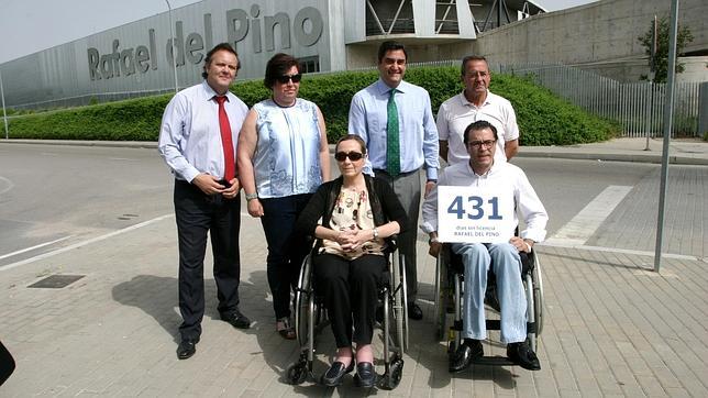 Echániz posa delante del pabellón con Juan José García Ferrer, Segundo Beltrán, Cristina Orgaz, Begoña Aguilar y David Atienza