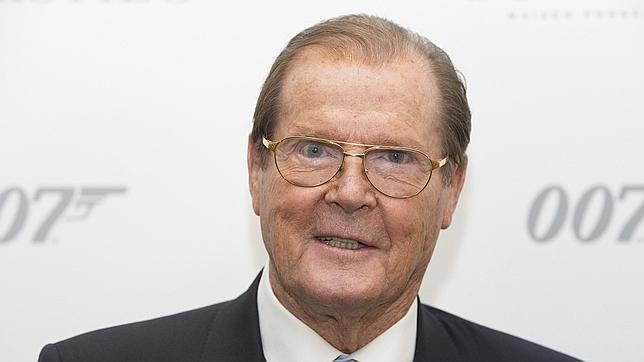 El «Daily Mail» indemnizará a Roger Moore por publicar que «manoseó» a una actriz