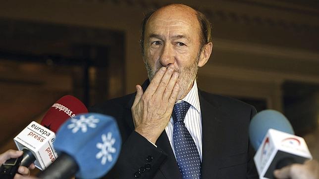 Rubalcaba: «Disculpar tonterías» a Rivera es como «perdonar penaltis a los sub-21»