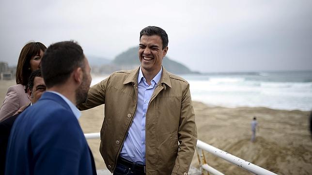 Pedro Sánchez, ayer, en San Sebastián con candidatos del PSE