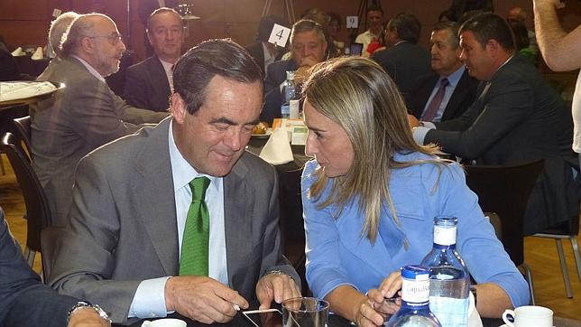 José Bono y Milagros Tolón, durante el desayuno de «Espacio Reservado»