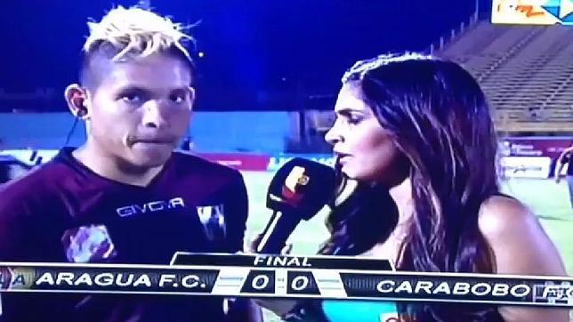 Brutal agresión a un futbolista durante una entrevista