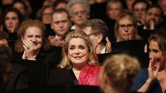 Una Catherine Deneuve de juzgado de guardia abre el Festival de Cannes
