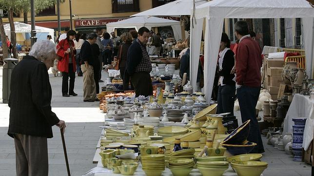 La plaza de las Comendadoras acoge la XXXV edición de la Feria de la Cacharrería