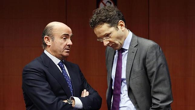 El ministro de Economía español, Luis de Guindos, charla recientemente con el presidente del Eurogrupo, el holandés Jeroen Dijsselbloem