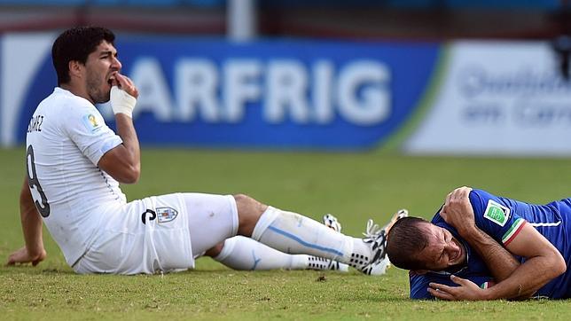 Luis Suárez y Chiellini, un mordisco y once meses después