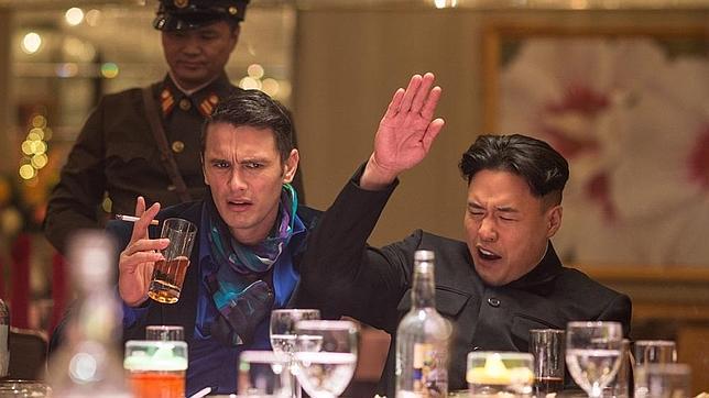 El actor James Franco y un émulo de Kim Jong-un en una escena del film