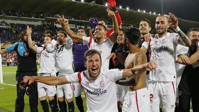 Los jugadores del Sevilla celebran la clasificación para la final