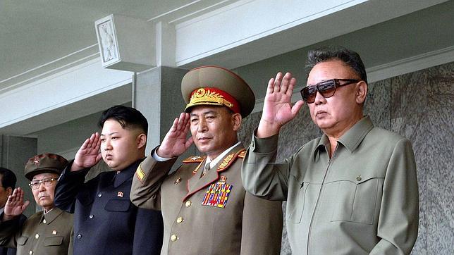 Kim Jong-un con su padre presenciando un desfile