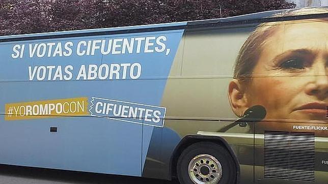 Cifuentes ve «bastante poco cristiana» la campaña que le vincula con el aborto