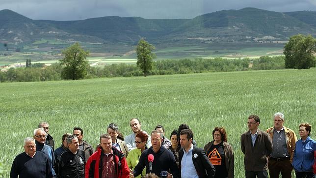 La comitiva socialista junto a la plataforma anti-fracking