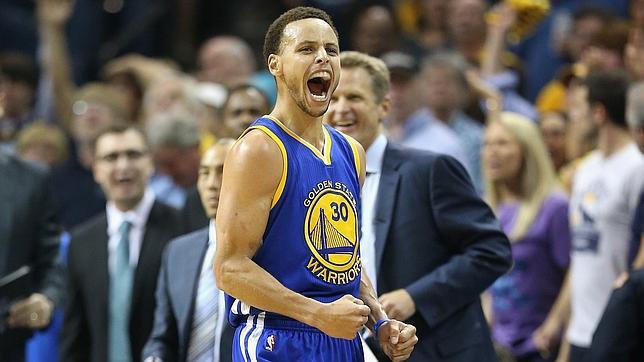 Stephen Curry anota el triple del año en la NBA