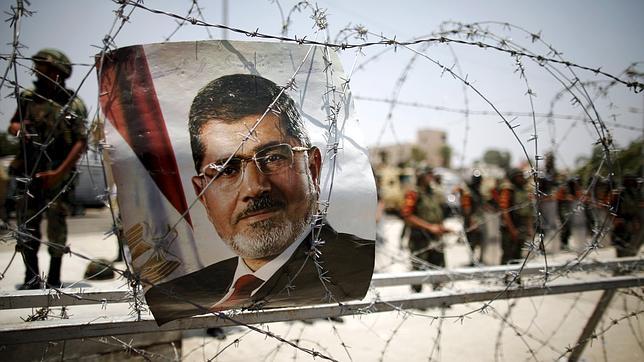 Una fotografía de Mursi en una alambrada en Egipto en 2013