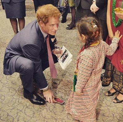 La imagen más tierna del príncipe Enrique junto a una pequeña Cenicienta