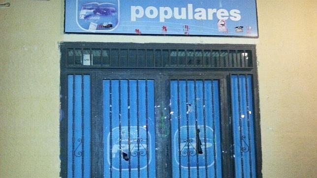 Varios encapuchados lanzan una tapa de alcantarilla contra el PP de Vicálvaro