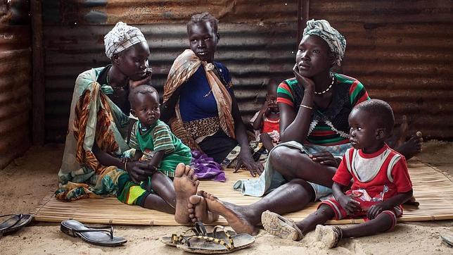 Un grupo de niños con problemas de malnutrición esperan asistencia médica en Sudán del Sur