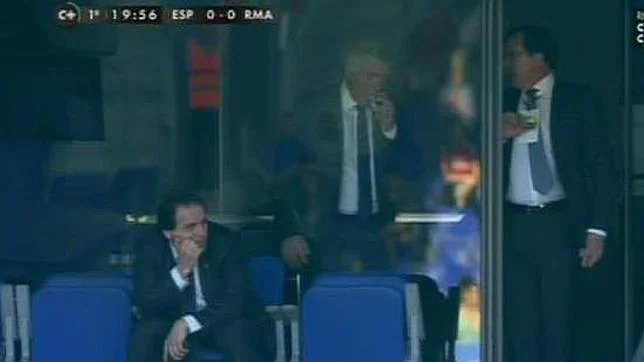 Carlo Ancelotti fuma en la grada