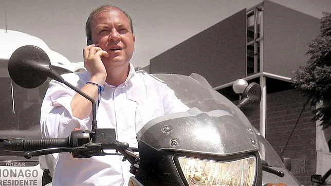 El presidente extremeño, José Antonio Monago, en moto durante la campaña electoral