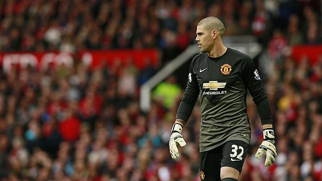 Victor Valdés debuta en el Manchester United