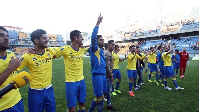 Huesca-Nàstic y Oviedo-Cádiz, duelos por el ascenso a Segunda División