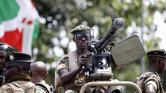 Un soldado armado en Bujumbura, Burundi