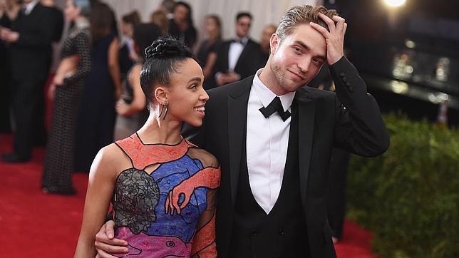 FKA Twigs denuncia más ataques racistas de admiradores de Robert Pattinson