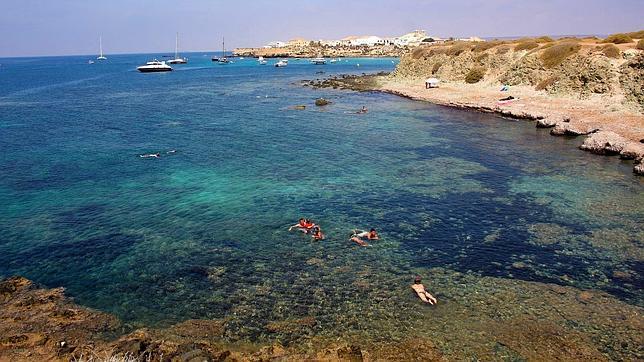 Barco y coche para votar en Tabarca, una pequeña isla sin mítines... ni urnas