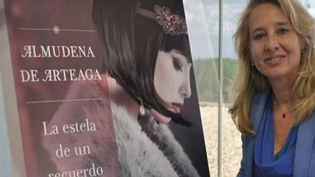 Almudena de Arteaga, ante un cartel publicitario de su nueva novela
