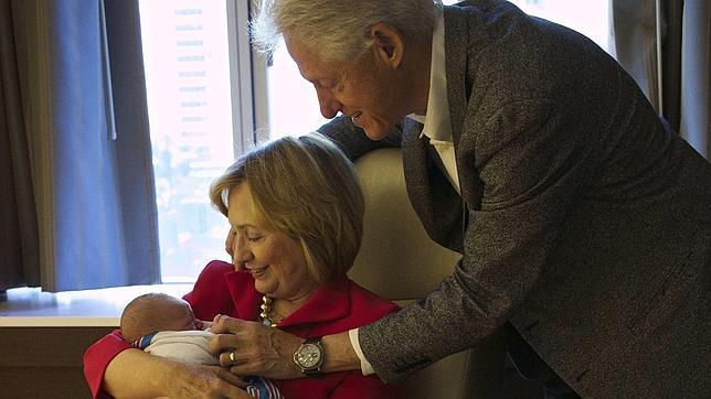 Hillary y Bill Clinton con su nieta Charlotte Clinton Mezvinsky a los pocos días de nacer