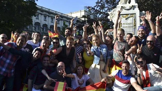 Edurne se cita con los eurofans españoles en Viena