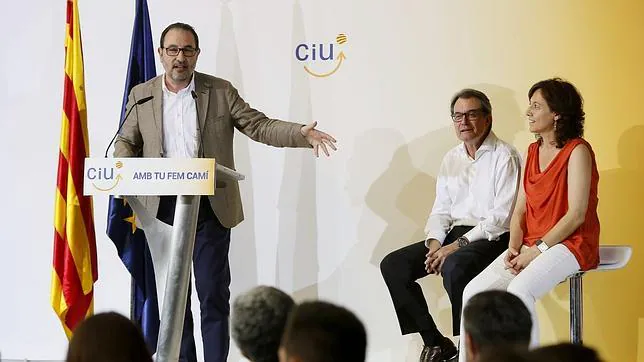 Artur Mas, presidente de la Generalitat y de CIU, junto a la candidata a la alcaldía de Vic, Anna Erra y el secretario general de CiU y UDC, Ramon Espadaler