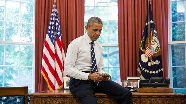 Barack Obama, enviando su primer tuit