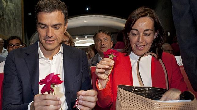 El secretario general del PSOE, Pedro Sánchez, y la candidata del PSC por Gerona, Silvia Paneque, con la icónica rosa roja socialista