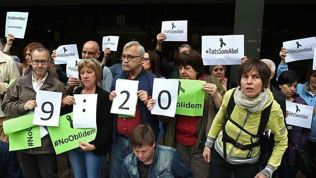 Docentes homenajean al profesor muerto hace un mes en el instituto Joan Vives