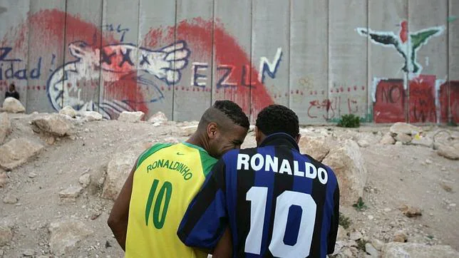 Dos jugadores palestinos del «Jericho team» frente al muro levantado por Israel en una imagen de 2006