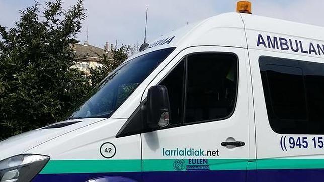 Una de las ambulancias que cubren el servicio de urgencias en Vitoria